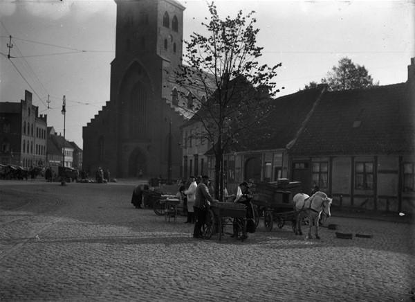 Klingenberg, torvedag ca. 1915, i forgr. fiskehandler Hjort